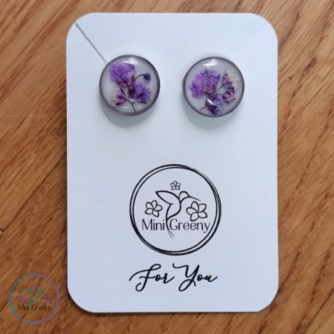 Białe kolczyki z kwiatami fioletowej gipsówki