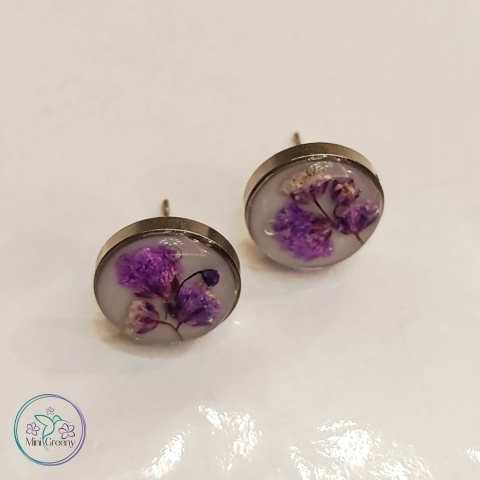Białe kolczyki z kwiatami fioletowej gipsówki