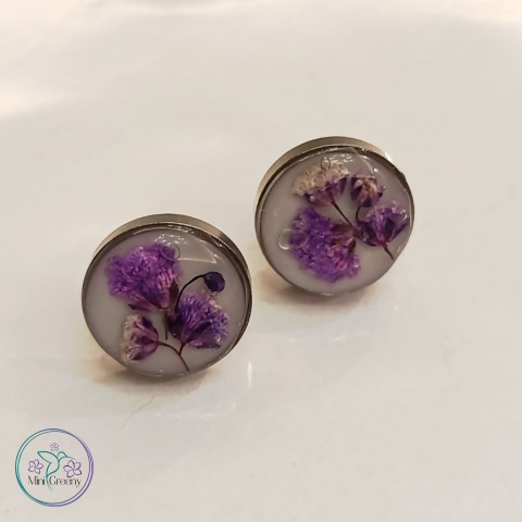 Białe kolczyki z kwiatami fioletowej gipsówki