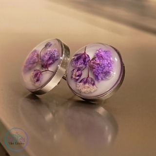 Białe kolczyki z kwiatami fioletowej gipsówki