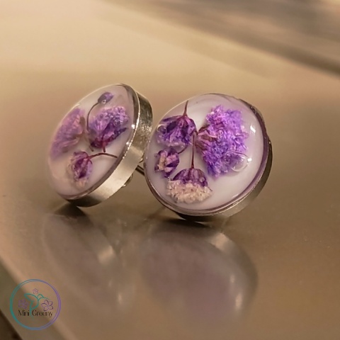 Białe kolczyki z kwiatami fioletowej gipsówki