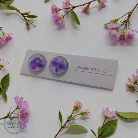 Białe kolczyki z kwiatami fioletowej gipsówki