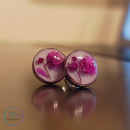 Białe kolczyki z kwiatami różowej gipsówki