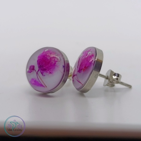 Białe kolczyki z kwiatami różowej gipsówki