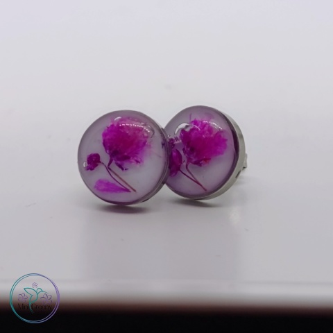 Białe kolczyki z kwiatami różowej gipsówki