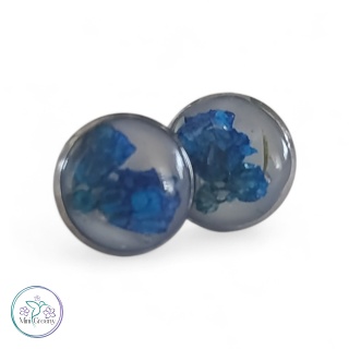 Białe kolczyki z kwiatami niebieskiej gipsówki