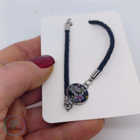 Bransoletka z  mini suszonymi kwiatuszkami w czerni 