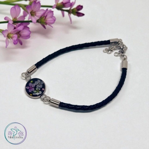 Bransoletka z  mini suszonymi kwiatuszkami w czerni 