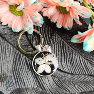 Brelok z kwiatem gaury białej