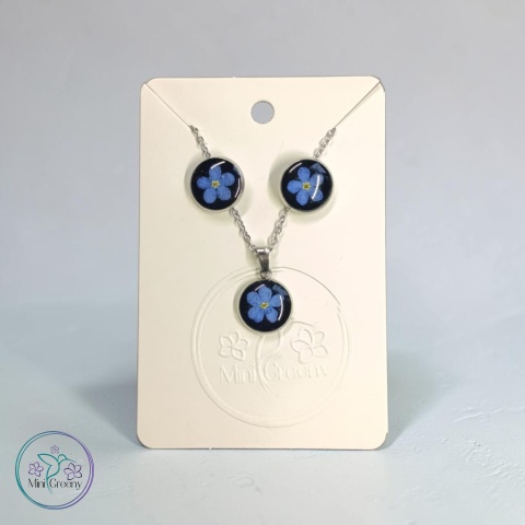 Delikatny komplet biżuterii z niezapominajkami na czarnym tle