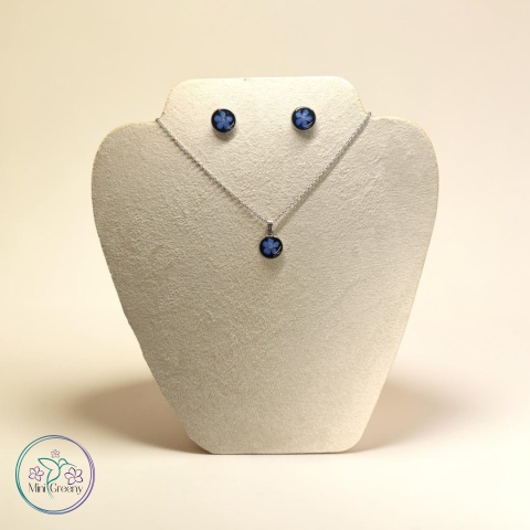 Delikatny komplet biżuterii z niezapominajkami na czarnym tle