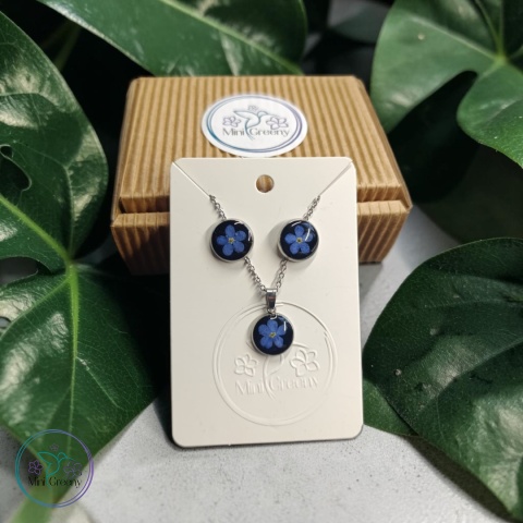 Delikatny komplet biżuterii z niezapominajkami na czarnym tle