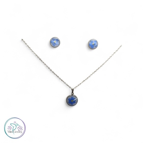 Delikatny komplet biżuterii z niezapominajkami na mlecznym tle