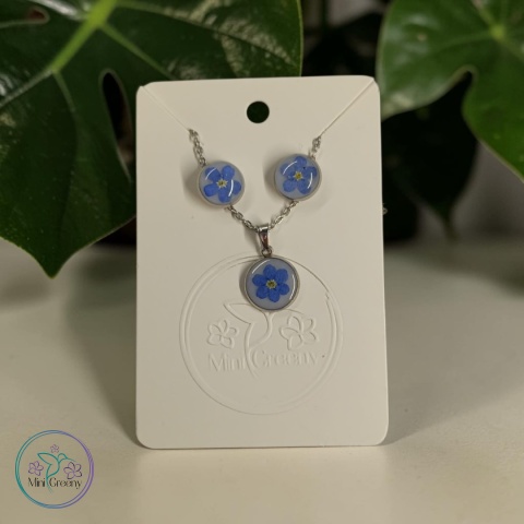 Delikatny komplet biżuterii z niezapominajkami na mlecznym tle