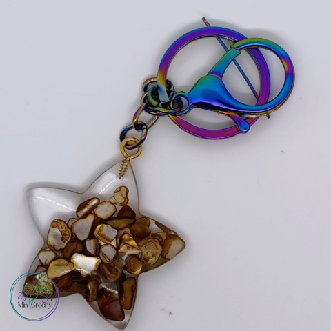 Gwiezdny brelok z brązową muszlą