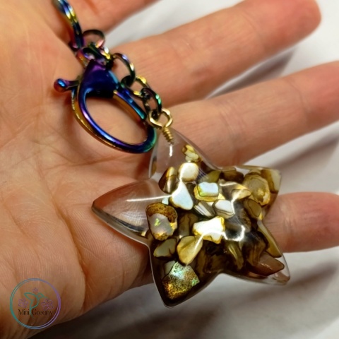 Gwiezdny brelok z brązową muszlą