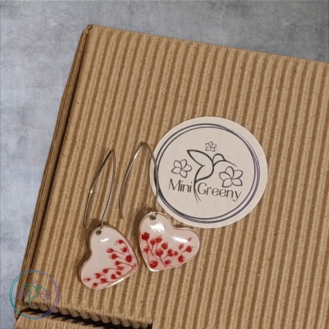 Kolczyki serca z czerwoną gipsówka