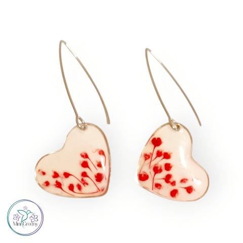 Kolczyki serca z czerwoną gipsówka