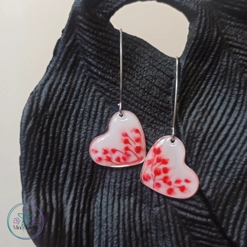 Kolczyki serca z czerwoną gipsówka