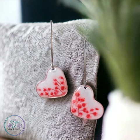 Kolczyki serca z czerwoną gipsówka