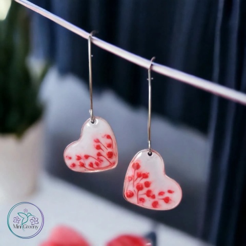 Kolczyki serca z czerwoną gipsówka