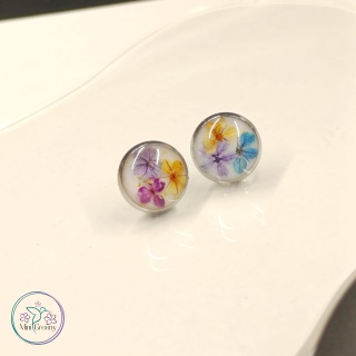 Kolczyki wkrętki z kolorowymi kwiatami w żywicy w oprawie w kolorze srebra