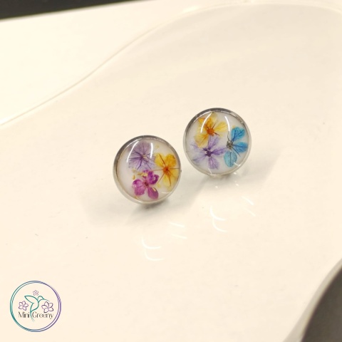 Kolczyki wkrętki z kolorowymi kwiatami w żywicy w oprawie w kolorze srebra