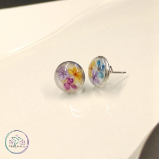 Kolczyki wkrętki z kolorowymi kwiatami w żywicy w oprawie w kolorze srebra