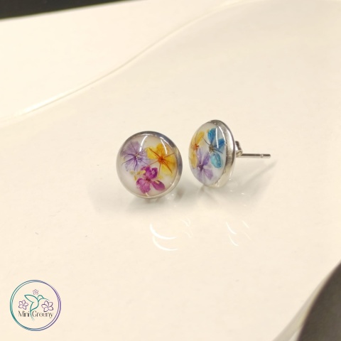 Kolczyki wkrętki z kolorowymi kwiatami w żywicy w oprawie w kolorze srebra