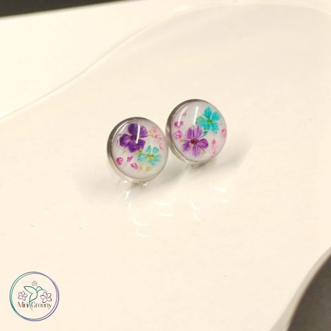 Kolczyki wkrętki z kolorowymi kwiatami w żywicy w oprawie w kolorze srebra