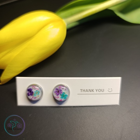 Kolczyki wkrętki z kolorowymi kwiatami w żywicy w oprawie w kolorze srebra