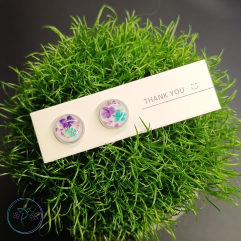 Kolczyki wkrętki z kolorowymi kwiatami w żywicy w oprawie w kolorze srebra