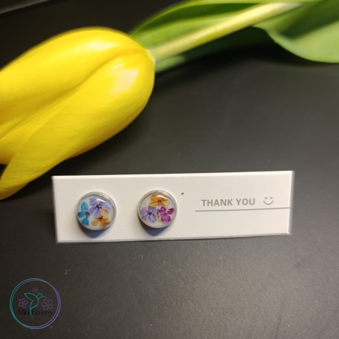Kolczyki wkrętki z kolorowymi kwiatami w żywicy w oprawie w kolorze srebra