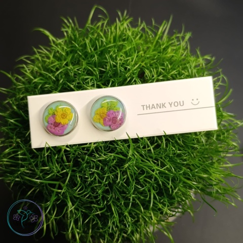 Kolczyki wkrętki z pastelowymi kwiatami na miętowym tle