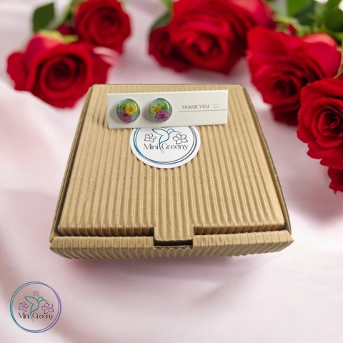 Kolczyki wkrętki z pastelowymi kwiatami na miętowym tle