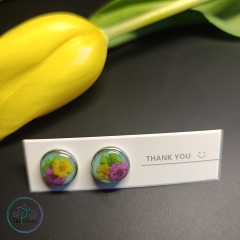 Kolczyki wkrętki z pastelowymi kwiatami na miętowym tle