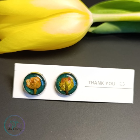 Kolczyki wkrętki z pąkami pomarańczowych różyczek w oprawie w kolorze srebrnym