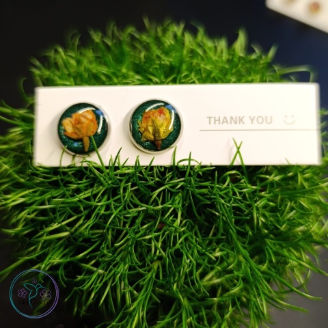 Kolczyki wkrętki z pąkami pomarańczowych różyczek w oprawie w kolorze srebrnym