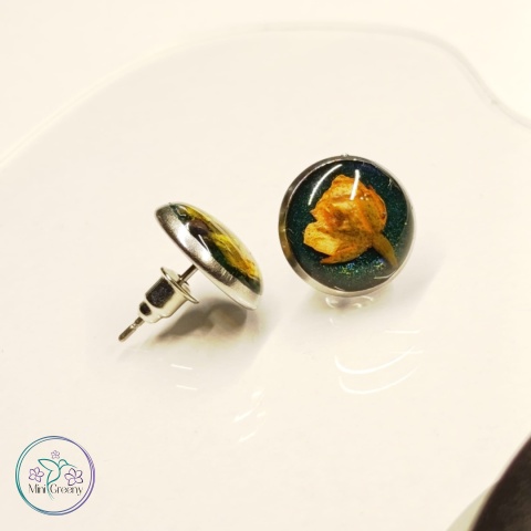 Kolczyki wkrętki z pąkami pomarańczowych różyczek w oprawie w kolorze srebrnym