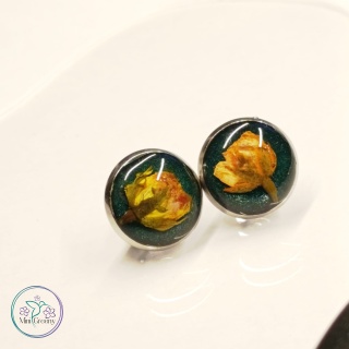 Kolczyki wkrętki z pąkami pomarańczowych różyczek w oprawie w kolorze srebrnym