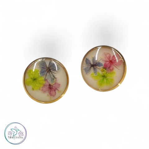 Kolczyki wkrętki z kolorowymi kwiatami w żywicy w oprawie w kolorze złota