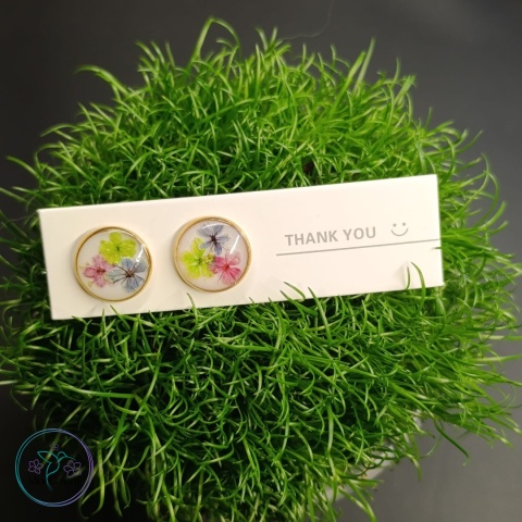 Kolczyki wkrętki z kolorowymi kwiatami w żywicy w oprawie w kolorze złota