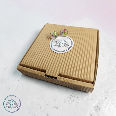 Kolczyki wkrętki z kolorowymi kwiatami w żywicy w oprawie w kolorze złota