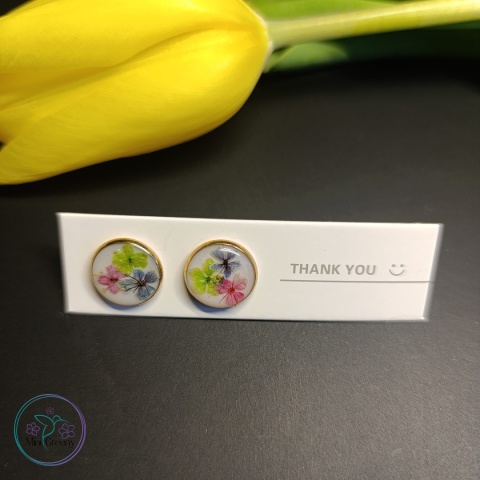 Kolczyki wkrętki z kolorowymi kwiatami w żywicy w oprawie w kolorze złota