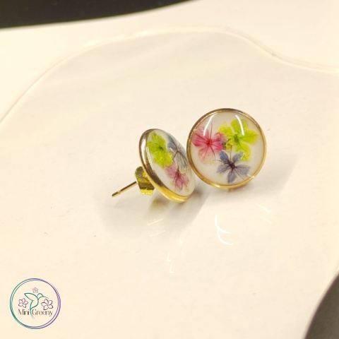 Kolczyki wkrętki z kolorowymi kwiatami w żywicy w oprawie w kolorze złota