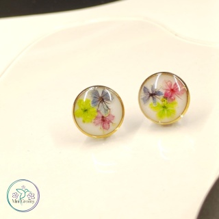 Kolczyki wkrętki z kolorowymi kwiatami w żywicy w oprawie w kolorze złota