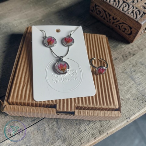 Komplet biżuterii z naturalnymi pąkami kwiatów