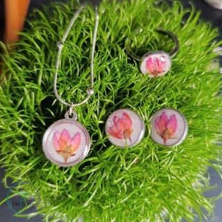 Komplet biżuterii z naturalnymi pąkami kwiatów