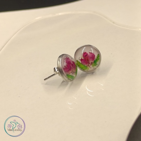 Białe kolczyki z wrzosem w oprawie w kolorze srebrym