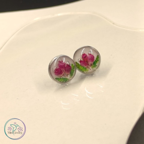 Białe kolczyki z wrzosem w oprawie w kolorze srebrym